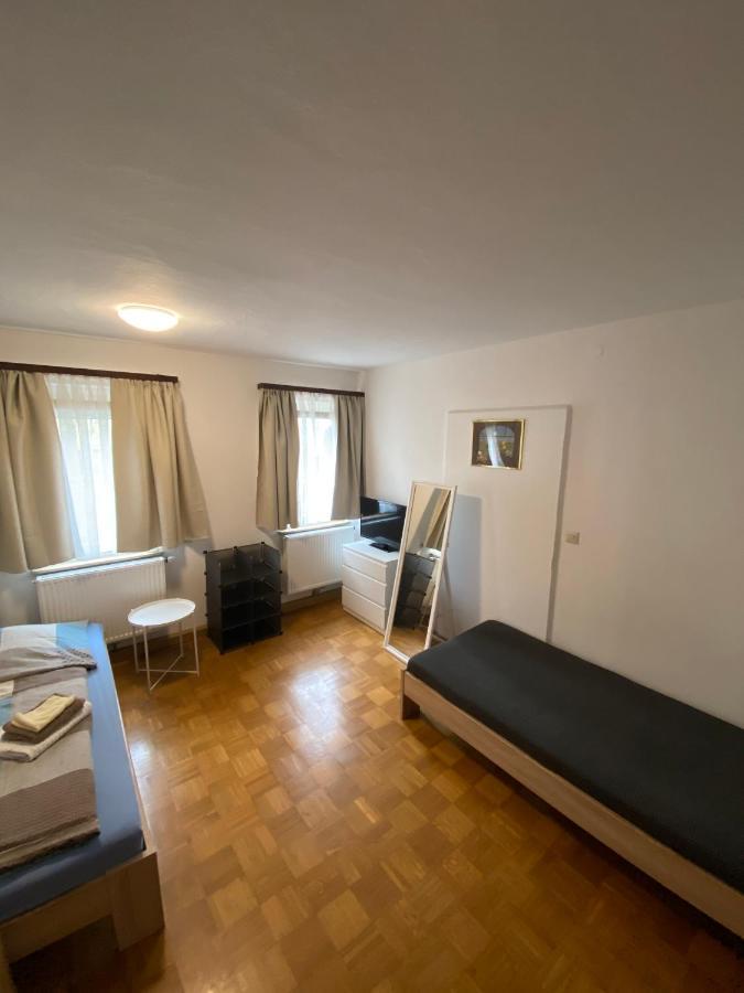 Einfaches Haus Mit Privatzimmern Und Gemeinschaftsraeumen Heilbronn Exterior photo